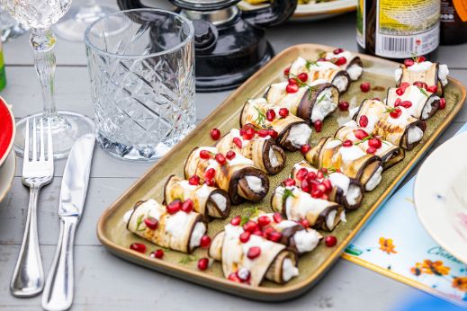 Gegrilde auberginerolletje met geitenkaas en granaatappelpitjes - 1456x970px