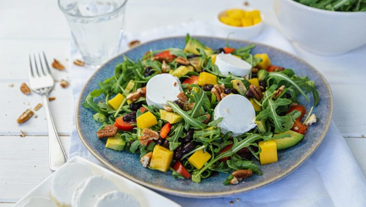 Geitenkaassalade met mango en avocado