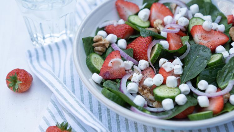 Spinaziesalade met aardbeien en geitenkaas